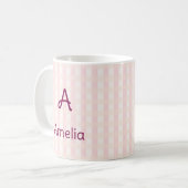 Benutzerdefinierter Name mit rosa Gingham-Monogram Kaffeetasse (Vorderseite Links)