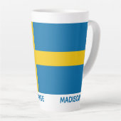 Benutzerdefinierter Name & Text Schwedische Flagge Milchtasse (Rechte Ecke)