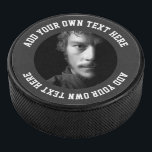 Benutzerdefinierter personalisierter Text und Foto Eishockey Puck<br><div class="desc">Personalisierter Custom Puck aus Ricaso .. Ideal für Keepsakes oder Auszeichnungen für Sportfans .. fügen Sie Ihrem eigenen Hockey Puck ein Foto und einen gekrümmten Text hinzu</div>
