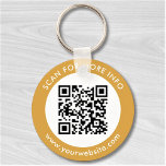 Benutzerdefinierter QR-Code Text Modernes Gold Whi Schlüsselanhänger<br><div class="desc">Laden Sie einen QR-Code hoch, fügen Sie Text hinzu und erstellen Sie ganz einfach Ihren personalisierten Schlüsselanhänger. Klicken Sie auf Weiter, um die Hintergrundfarbe oder Textfarbe zu ändern. Sie können dieses Design auf anderen Zazzle-Produkten übertragen und an die meisten Zazzle-Produkte anpassen. Standard Studio Designs werden in hochauflösender Vektorgrafik für einen...</div>