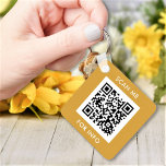 Benutzerdefinierter QR-Code Text Modernes Gold Whi Schlüsselanhänger<br><div class="desc">Laden Sie einen QR-Code hoch, fügen Sie Text hinzu und erstellen Sie ganz einfach Ihren personalisierten Schlüsselanhänger. Klicken Sie auf BEARBEITEN, um die Hintergrundfarbe oder Textfarbe zu ändern. Sie können dieses Design auf anderen Zazzle-Produkten übertragen und an die meisten Zazzle-Produkte anpassen. Standard Studio Designs werden in hochauflösender Vektorgrafik für einen...</div>