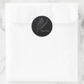 Benutzerdefinierter Rabe auf Feder Sticker (Tasche)