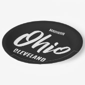 Benutzerdefinierter Standort, Name und Farbe Ohio Pappteller (Schrägansicht)