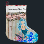 Benutzerdefinierter Text/Beach Island Meerjungfrau Großer Weihnachtsstrumpf<br><div class="desc">Wenn Sie einen Urlaub nach Hawaii, Florida oder an anderen warmen Wetterorten machen oder in dieser Gegend wohnen und ein tropisches Weihnachtsfest haben, dann ist dieses Strandmädchen für Sie da. Individuell und personalisieren Sie dieses Design. Um Ihren eigenen Text hinzuzufügen, klicken Sie auf die Schaltfläche "ABC Personalize This Template", die...</div>