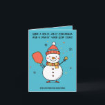Benutzerdefinierter Text Dinking Snowman Feiertagskarte<br><div class="desc">Die "Dinking Snowman Falted Grußkarte"! Diese festliche Faltenkarte enthält einen fröhlichen Schneemann in einer rot-weißen Weihnachtsmannmütze, der einen braunen Besen hält und eine orangefarbene Karottennadel trägt. Umgeben von zarten Schneeflocken auf blauem Hintergrund, bringt der Schneemann eine Touch von Laune und Freude in Ihre Urlaubsstimmung. Auf der Vorderseite der Karte steht...</div>