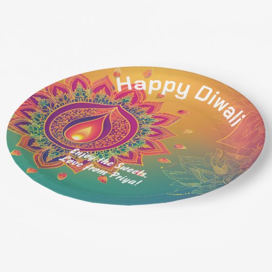 Benutzerdefinierter Text, Diwali Delight Plate Pappteller (Schrägansicht)