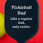 Benutzerdefinierter Text-Funny-Vater Pickleball Schläger<br><div class="desc">Das Custom Text Vater Pickleball Paddle ist ein lustiges und einzigartiges Paddel, das speziell für Ihren Lieblings-Pickleball-Vater entworfen wurde. Mit dem anpassbaren Text können Sie eine persönliche Touch hinzufügen, um sie noch attraktiver zu machen. Zeigen Sie Ihrem Vater etwas Liebe und lassen Sie ihn sich wie den coolststen Vater auf...</div>