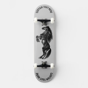 Benutzerdefinierter Text für das Schwarze Wildpfer Skateboard