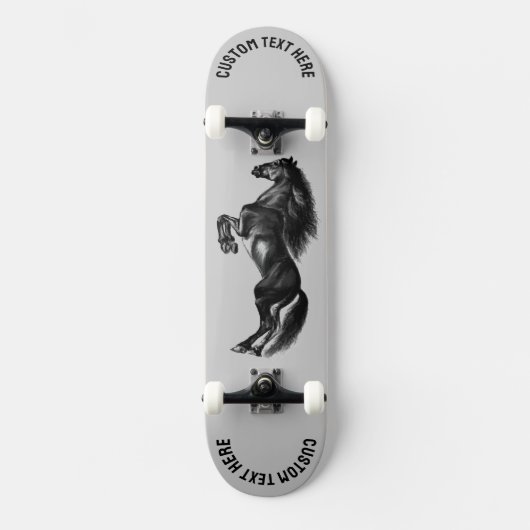 Benutzerdefinierter Text für das Schwarze Wildpfer Skateboard (Vorderseite)