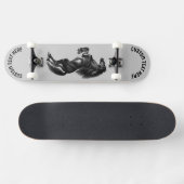 Benutzerdefinierter Text für das Schwarze Wildpfer Skateboard (Horizontal)