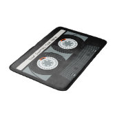 Benutzerdefinierter Text für ein Casette-Tape zurü Badematte (Schrägansicht)