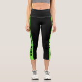 Benutzerdefinierter Text für grüne Streifen Capri Leggings (Vorderseite)