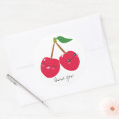 Benutzerdefinierter Text Kawaii Happy Red Cherries Runder Aufkleber (Umschlag)