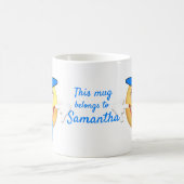 Benutzerdefinierter Text lächelt Emoji in Blue Hat Kaffeetasse (Mittel)