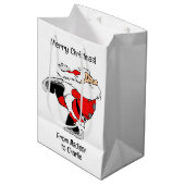 Benutzerdefinierter Text Skaten Santa Mittlere Geschenktüte (Vorderseite Schrägansicht)