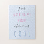 Benutzerdefinierter Text Typografie Quarantäne Spa Puzzle<br><div class="desc">Spaß in sonniger Quarantäne zitiert: "Ich wäsche mir die Hände,  bevor es cool war",  blau fuchsia und grau räuselig.             Sie können den Text mit Ihrem eigenen ändern!</div>