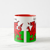 Benutzerdefinierter Text - Welsh-Flag Zweifarbige Tasse (Mittel)