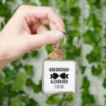 Benutzerdefinierter Trauzeuge Schlüsselanhänger<br><div class="desc">Personalisierte Hochzeitsparty Geschenk mit Name und Datum. Vielen Dank an Ihre Trauzeugen im Stil mit diesem maßgeschneiderten Schlüsselanhänger mit einem kühnen schwarzen Bogen Krawatte Design, personalisierten Namen und Hochzeitsdatum. Dieser schlanke, quadratische Schlüsselanhänger macht den perfekten Sake für Ihre Hochzeitsfeier - klein genug, um jeden Tag zu tragen, aber bedeutungsvoll genug,...</div>
