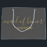 Benutzerdefinierter Trauzeugin Name Girly Gold Scr Große Geschenktüte<br><div class="desc">Personalisiert Modern Girly Chic Feminine Gold Script Gray Trauzeugin Geschenktasche Maßgeschneiderte Geschenktaschen für Ihre Veranstaltung! Eine perfekte Touch für Ihre Hochzeit,  Empfang,  Dusche,  Party oder Veranstaltung.</div>