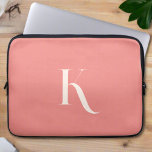 Benutzerdefiniertes Anfangsname Blush Pink Typogra Laptopschutzhülle<br><div class="desc">Der Laptop-Ärmel in einer zarten, rot-rosa Farbe zeichnet sich durch ein einzigartiges und sauberes Design aus, mit einem initialen Monogramm, das Ihrem Gerät eine Touch der Individualität verleiht. Seine Einfachheit verströmt Eleganz und bietet Stil und Schutz für Ihren Laptop. Mit dieser Hülle verschmelzen Sie ein elegantes und personalisiertes Accessoire, das...</div>