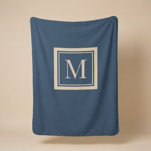 Benutzerdefiniertes blaues und Vanille-Monogramm m Sherpadecke