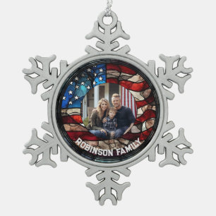 Benutzerdefiniertes Buntglasdesign USA-Flagge Patr Schneeflocken Zinn-Ornament