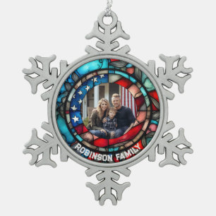 Benutzerdefiniertes Buntglasdesign USA-Flagge Patr Schneeflocken Zinn-Ornament