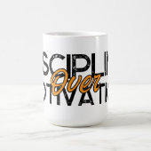 Benutzerdefiniertes Disziplin-über-Motivation-Büro Kaffeetasse (Mittel)