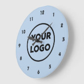 Benutzerdefiniertes Firmenlogo auf hellblauem Hint Große Wanduhr (Winkel)