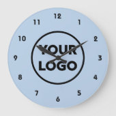 Benutzerdefiniertes Firmenlogo auf hellblauem Hint Große Wanduhr (Vorderseite)