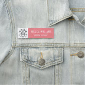 Benutzerdefiniertes Firmenlogo Rosa Mitarbeiter Namensschild (Beispiel)