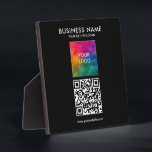 Benutzerdefiniertes Firmenlogo Slogan QR-Code-Plat Fotoplatte<br><div class="desc">Laden Sie hier den QR-Code Ihres Unternehmens hoch und fügen Sie Text Elegant moderne,  anpassbare Vorlage 5.25 x 5.25 Vertikal Design Square Tabletop Plaque mit Easel hinzu.</div>
