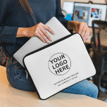 Benutzerdefiniertes Firmenlogo & Text l Schwarzwei Laptopschutzhülle<br><div class="desc">Diese elegante Laptop-Hülle verbindet modernes Schwarz-Weiß-Design mit Ihrem Logo und Text und bietet einen stilvollen Schutz für Ihren Laptop. Ideal für Firmengeschenke,  Messen oder Werbeveranstaltungen,  sorgt es dafür,  dass Ihre Marke sichtbar wird und gleichzeitig ein praktischer und eleganter Geräteschutz gewährleistet ist.</div>