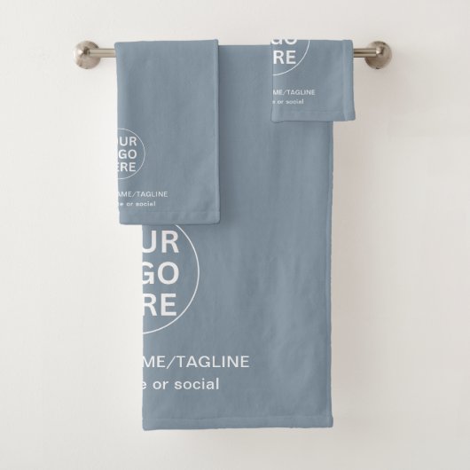 Benutzerdefiniertes Firmenlogo und Text l Dusty Bl Badhandtuch Set (Insitu)