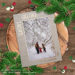 Benutzerdefiniertes Foto auf Imitate Jute Burlap P Folien Feiertagspostkarte<br><div class="desc">Einzigartige, trendige und schlichte Weihnachtsgrusskarte mit Ihrem Lieblingswinterfoto auf einem beigefarbenen modernen schicken Burlap oder jute Leinen Textil-Hintergrund. Mit Raum zum Anpassen oder Personalisieren mit einem Foto, Familiennamen oder Namen, und Text Ihrer Wahl. Und eine anpassbare Saison Gruß Gedicht auf der Rückseite der Karte, einschließlich Ihrer Rücksendeadresse, Stadt, Postleitzahl und...</div>