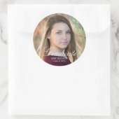 Benutzerdefiniertes Foto für das White Script-Grad Runder Aufkleber (Tasche)