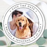 Benutzerdefiniertes Foto Hochfahren speichern des  Runder Aufkleber<br><div class="desc">Fügen Sie die letzte Touch zu Ihrer Hochzeit speichern Sie die Daten mit diesen benutzerdefinierten Foto "Save the Date" Aufkleber. Passen Sie sich mit Ihrem Lieblings-Foto an, und personalisieren Sie mit Namen und Hochzeitsdatum. Diese Hochzeit speichern Sie das Datum Aufkleber sind perfekt, um ein Geschenk zu verpacken, um den Empfänger...</div>