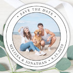 Benutzerdefiniertes Foto Hochfahren speichern des  Runder Aufkleber<br><div class="desc">Lass deine beste Hundeankündigung deiner Verlobung mit diesen niedlichen und modernen Foto Save the Date Aufklebern. Passen Sie mit Ihrem bevorzugten Foto,  Namen und Datum an. COPYRIGHT © 2020 Judy Burrows,  Black Dog Art - Alle Rechte vorbehalten. Custom Foto Wedding Save the Date Classic Round Aufkleber</div>
