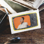 Benutzerdefiniertes Foto im Vintag-Gelben TV-Pop A Postkarte<br><div class="desc">Eine Foto-Grafik eines Vintagen,  gelben Fernsehers ist bereit,  mit Ihrem Foto angepasst werden. Erstellen Sie Ihre eigene Postkarte mit einem lustigen Pop Art Stil. Die Rückseite ist leer,  damit Sie Ihre eigene Nachricht schreiben können.</div>