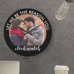 Benutzerdefiniertes Foto Lasse mir der Grund, waru Große Wanduhr<br><div class="desc">Custom Foto Uhr - Upload eines Ihrer Lieblings-Fotos,  um Ihre eigene romantische und einzigartige Geschenk. Die Formulierung,  die Ihr Bild umrahmt,  lautet "lass mir ist der Grund,  warum Sie Uhr schauen" in modernen Print-und handgeschriebenen Kalligrafie. Die Farbpalette ist schwarz-weiß.</div>