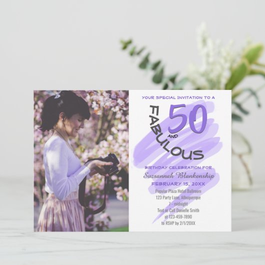 Benutzerdefiniertes Foto Lila "50 und Fabulous" Pa Einladung (Stehend Vorderseite)