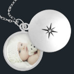 Benutzerdefiniertes Foto Medaillon<br><div class="desc">Erstellen Sie ein personalisiertes Foto-Geschenk mit Ihrem eigenen Foto, von Ihrem geliebten FamilienFoto bis zu Ihrem bezaubernden Begleiter-Foto, um Ihr Design einzigartig zu machen. Ideal als Feriengeschenk für Familien, Geschenk für Neuvermählte, familiäre Wiedersehen-Favoriten und Geschenk für alle besondere Anlässe, um Ihre Lieben lächeln zu lassen. Beachte: Das auf diesem Erzeugnis...</div>