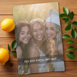 Benutzerdefiniertes Foto mit der eigenen Snap-Chat Geschirrtuch<br><div class="desc">Eine lustige Möglichkeit,  Erinnerungen zu erfassen und sie mit Freunden zu teilen. Fügen Sie ein vertikales Foto und Ihre Lieblings-Beschriftung,  um ein cooles Geschenk für Freunde zu machen.</div>