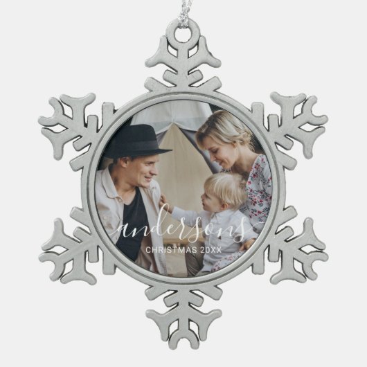 Benutzerdefiniertes Foto mit Familienname Schneeflocken Zinn-Ornament (Vorderseite)