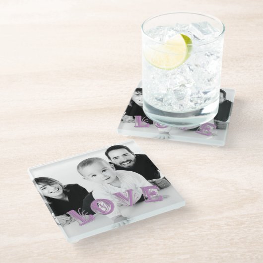 Benutzerdefiniertes Foto mit Liebe Lettern Overlay Glasuntersetzer (Schrägansicht)