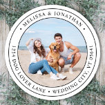 Benutzerdefiniertes Foto Moderne, einfache Rücksen Runder Aufkleber<br><div class="desc">Fügen Sie Ihre Hochzeitseinladungen mit diesem benutzerdefinierten Foto und personalisierten Adressetiketten die Touch zum Abschluss hinzu. Passen Sie Ihre Fotos, Namen und Adresse an. Diese einfachen Adressetiketten können für alle und jeden Anlaß verwendet werden. COPYRIGHT © 2020 Judy Burrows, Black Dog Art - Alle Rechte vorbehalten. Benutzerdefiniertes Foto Moderne einfache...</div>