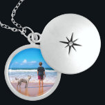 Benutzerdefiniertes Foto Necklace-Geschenk mit Ihr Medaillon<br><div class="desc">Benutzerdefinierte Foto-Ketten - Ihr eigenes Design - Personalisierte Familie / Freunde oder Persönliches Necklace Geschenk - Fügen Sie Ihr Foto / pr Text - Vergrössern und verschieben oder entfernen und hinzufügen / Text mit Anpassungs-Tool ! Sie können dieses Design auf mehr als 1000 Zazzle-Produkte übertragen. Viel Glück - Seien Sie...</div>