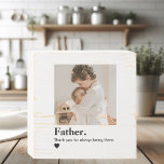 Benutzerdefiniertes Foto | Pater danke dir Geschen Holzkisten Schild<br><div class="desc">Feiern Sie die Liebe und Kraft der Vaterschaft mit diesem maßgeschneiderten Holzkastenschild, das wunderschön mit dem herzlichen Zitat gestaltet wurde: "Vater. Danke, dass ihr immer da seid." Laden Sie Ihr Lieblings-Foto hoch, um einen berührenden, zeitlosen Sake für den Vatertag, Geburtstag oder einfach nur um Wertschätzung zu zeigen. Dieses personalisierte Schild...</div>