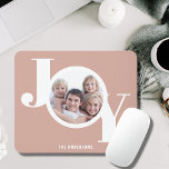 Benutzerdefiniertes Foto Rosa Mousepad<br><div class="desc">Dieses moderne Foto-Mauspad verfügt über ein Single-Foto und das Wort JOY in stilvoller Typografie auf einer Rose Gold,  rot rosa Hintergrund. Einfach mit Ihrem Foto und Namen anpassbar.</div>