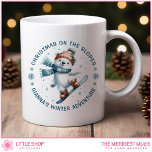 Benutzerdefiniertes Foto Snowboarden Eisbär Kaffeetasse<br><div class="desc">Fügen Sie Ihrer Morgenroutine mit diesem individuell anpassbaren Kaffeebecher ein bisschen Weihnachtsstimmung hinzu. Der Becher zeigt eine charmante Wasserfarben-Illustration eines Snowboard fahrenden Eisbären mit warmer Mütze und Schal, zarten fallenden Schneeflocken sowie ein anpassbares Foto und den Text "Weihnachten an der Piste" und "Winterabenteuer". Ändern Sie den Namen und die Botschaft,...</div>
